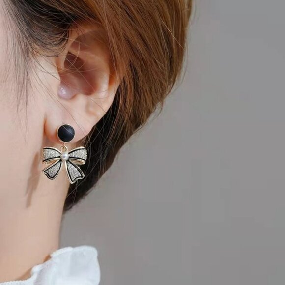 Rhinestone Bow Design Stud Earrings - Picture 2 of 3